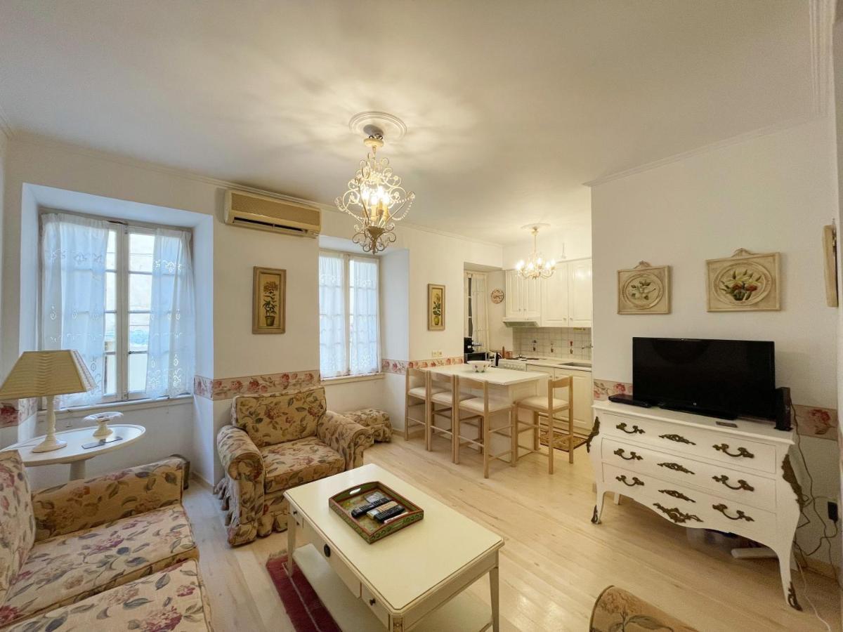 Flora In Nafplia Apartment นาฟปลิโอ ภายนอก รูปภาพ